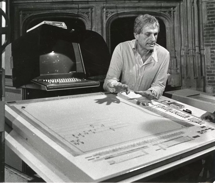 O Γιάννης Ξενάκης με τη μηχανή της Πολυαγωγίας (UPIC), περ. 1980