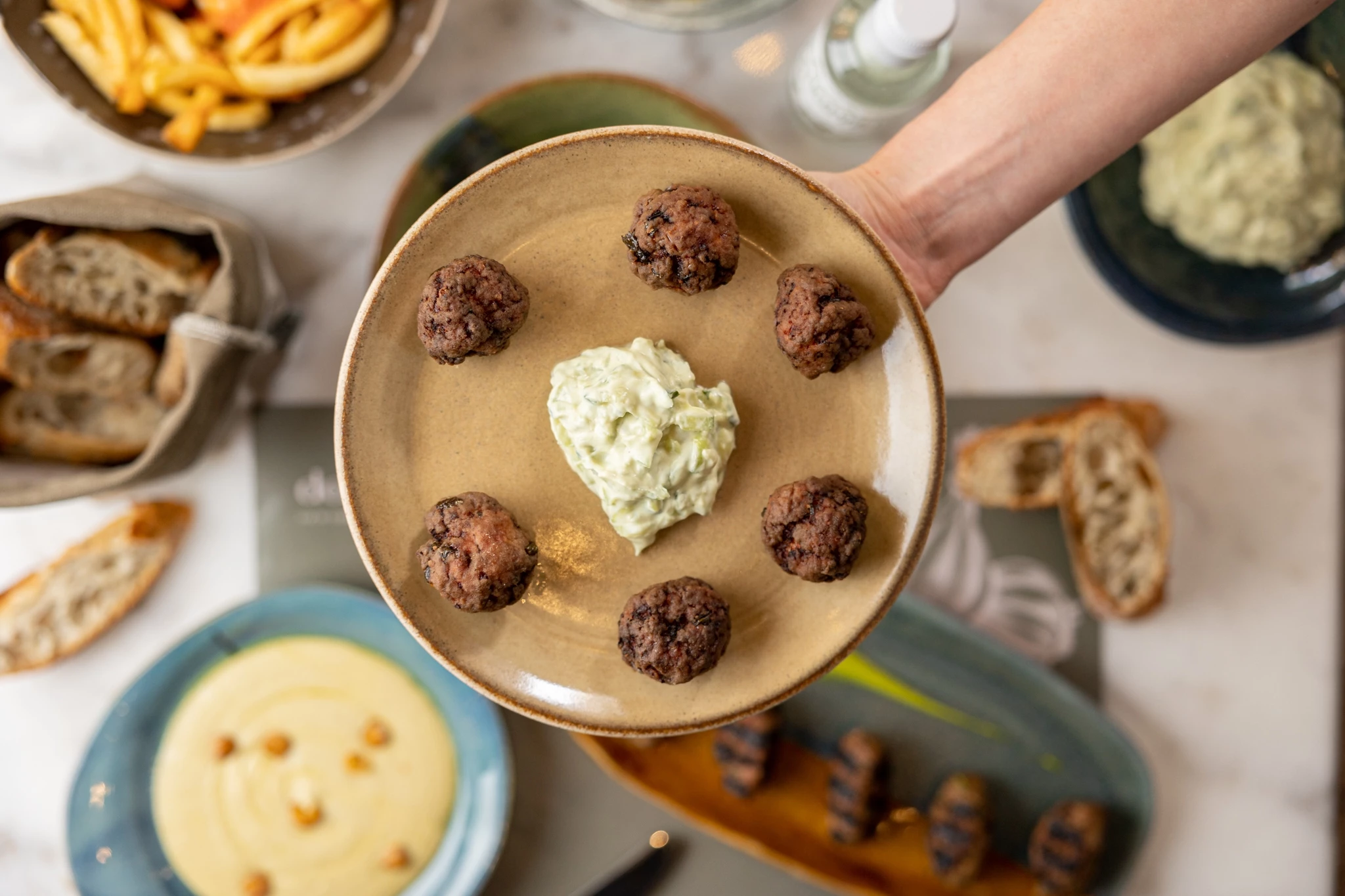 'Dopios Glyfada': Μεζεδοφαγία με φαντασία κι εντοπιότητα διά χειρός Χριστόφορου Πέσκια