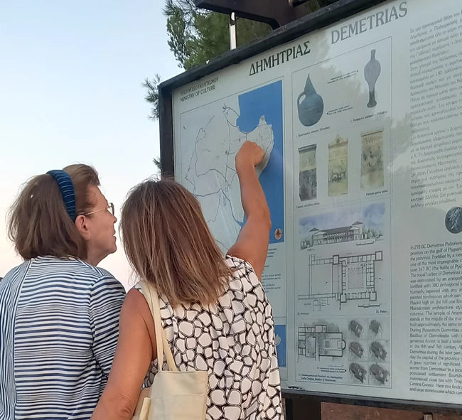 Η Υπουργός Πολιτισμού Λ.Μενδώνη με την Έφορο Αρχαιοτήτων Μαγνησίας Α.Μπάτζιου στον αρχαιολογικό χώρο Δημητριάδος