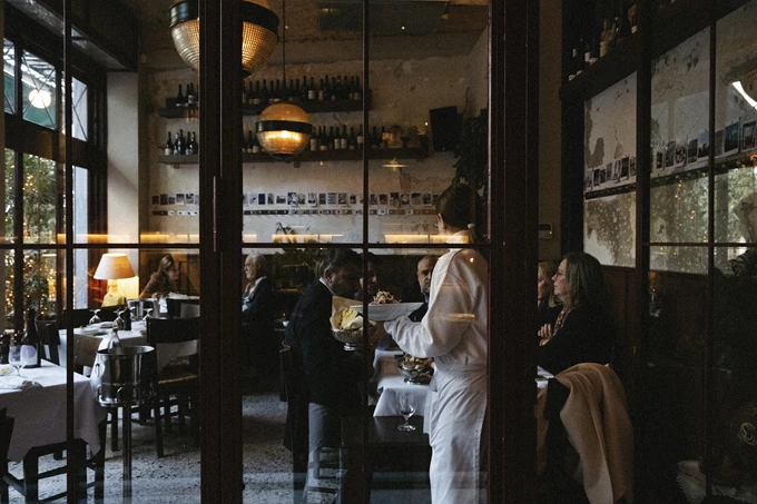 Η ταβέρνα Μανάρι στην πλατεία Αγίων Θεοδώρων 2