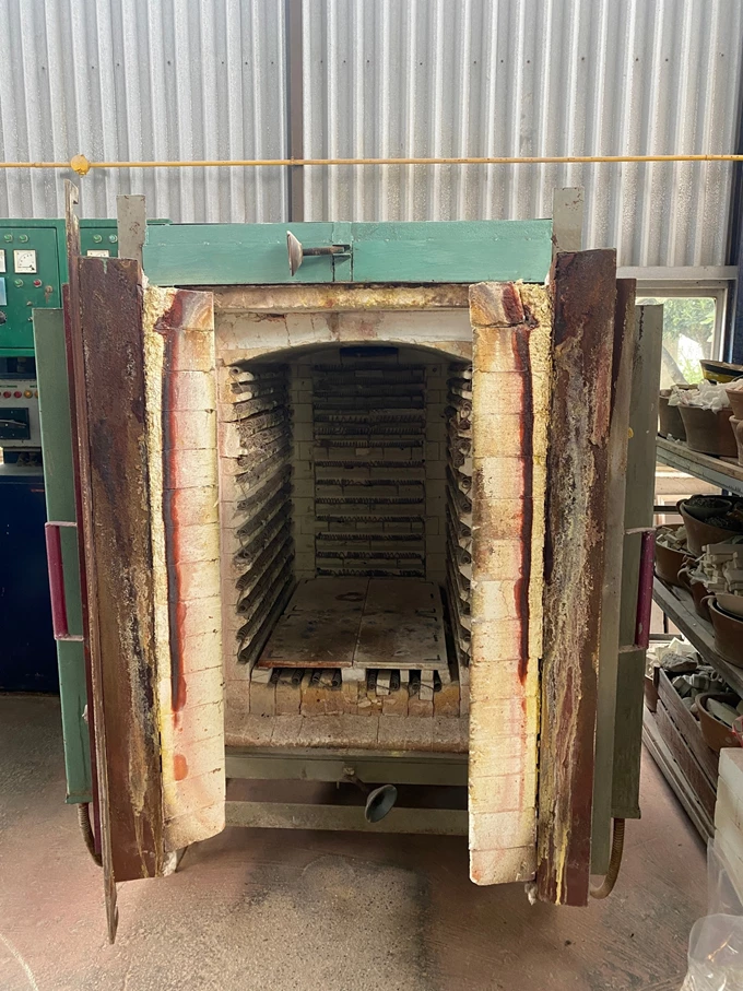 Φούρνος στο εργαστήριο της Ελένης Βερναδάκη