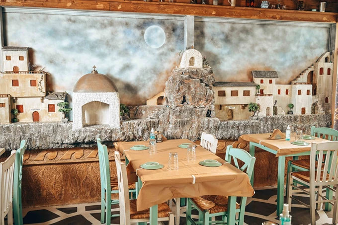 Οι 5 γύρες, το βολιώτικο τσιπουράδικο στην Αθήνα 8