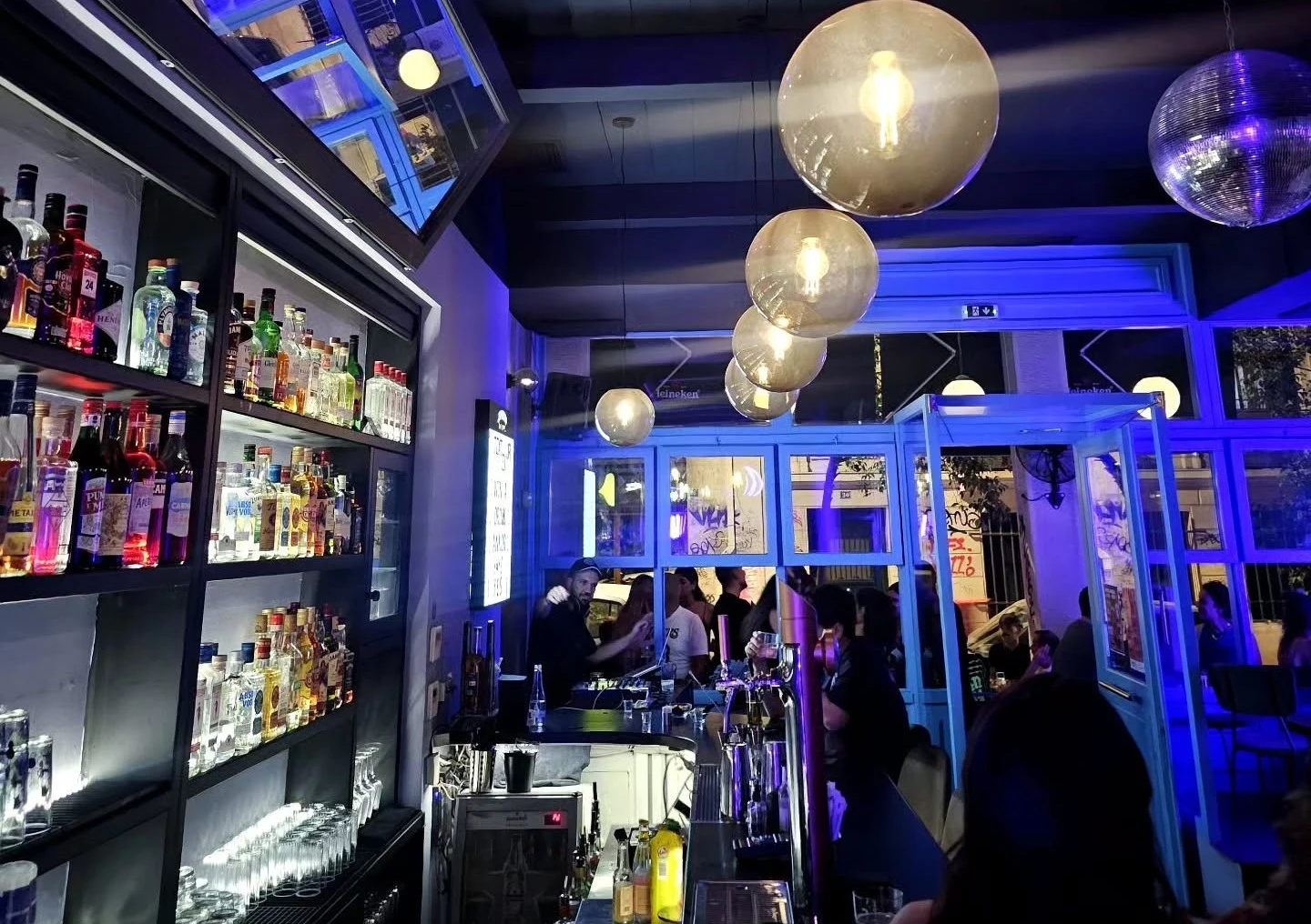 Hype, DJ sets και μωβ φως στο Ανκόρ Μπαρ των Εξαρχείων