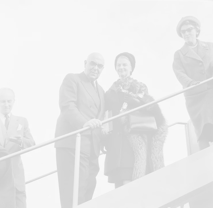 Αθήνα, 6 Δεκεμβρίου 1963, πρωί. Ο Γιώργος και η Μαρώ Σεφέρη αναχωρούν με προορισμό την Στοκχόλμη για την τελετή απονομής των βραβείων Νόμπελ 1963.