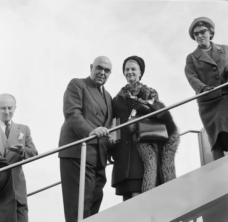 Αθήνα, 6 Δεκεμβρίου 1963, πρωί. Ο Γιώργος και η Μαρώ Σεφέρη αναχωρούν με προορισμό την Στοκχόλμη για την τελετή απονομής των βραβείων Νόμπελ 1963.