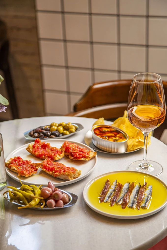 Το καφενείο ¡Topa! στην Κυψέλη 8