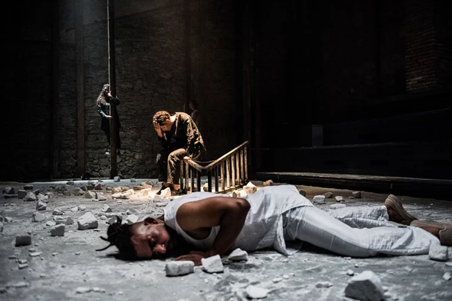 Αντιγόνη, μετέωρη