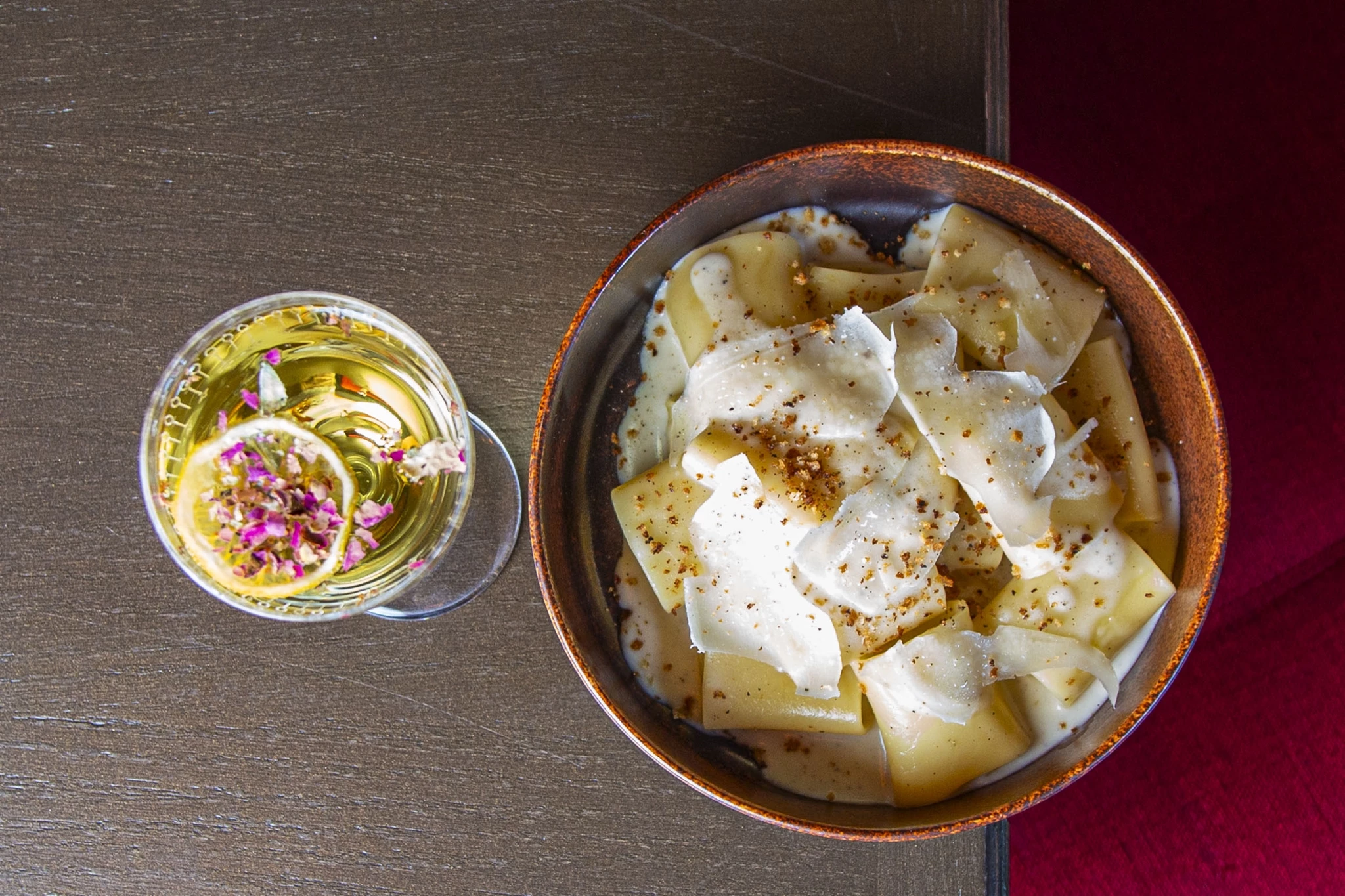 Στην πιο μποέμ γειτονιά της Αθήνας παίζει ένα μπαρόκ gastro bar