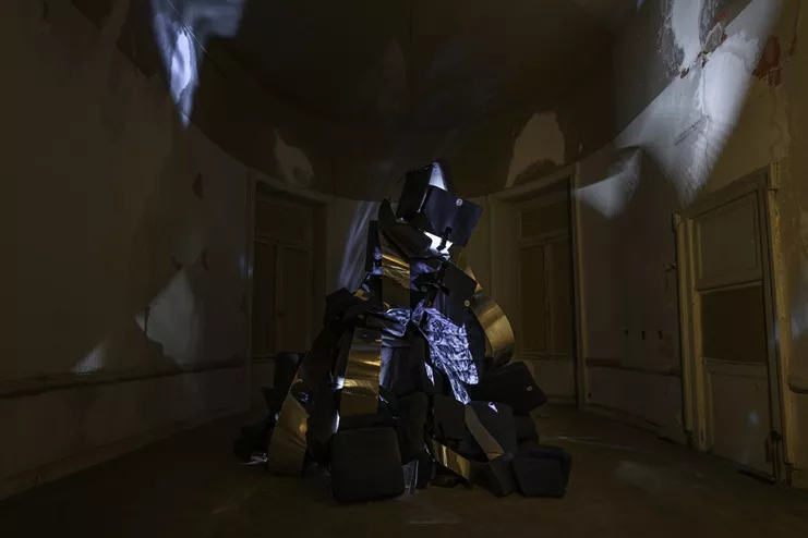 Μαριάννα Στραπατσάκη, &quot;Μνημείο Ψιθύρων&quot; (2024), καθίσματα κινηματογράφου &quot;Ιντεάλ&quot;, ανοιξείδωτη λαμαρίνα, βίντεο, φως, ήχος, διαστάσεις μεταβλητές | ήχος: Ανδρέας Μνιέστρης / συνεργάτες: Γιώργος Νικόπουλος, Δημήτρης Πολίτης