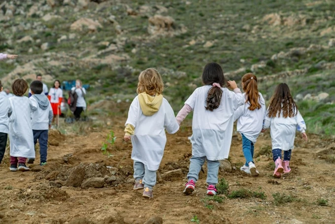 παιδιά δεντροφύτευση