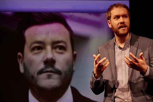 Calle Fuh, Παράσταση