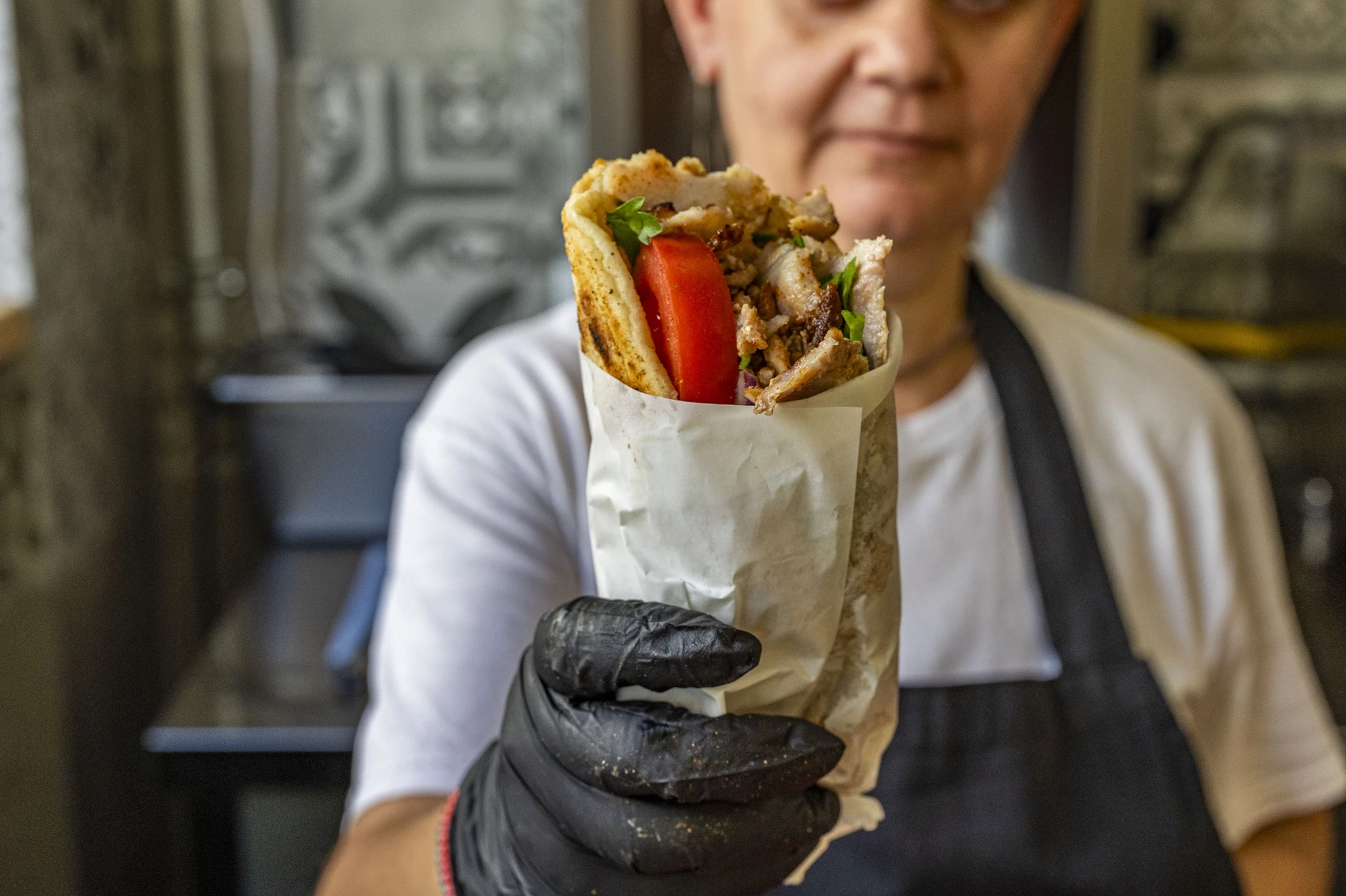 Στο Κουκάκι βρίσκεις πια ένα από τα κορυφαία σουβλάκια της πόλης