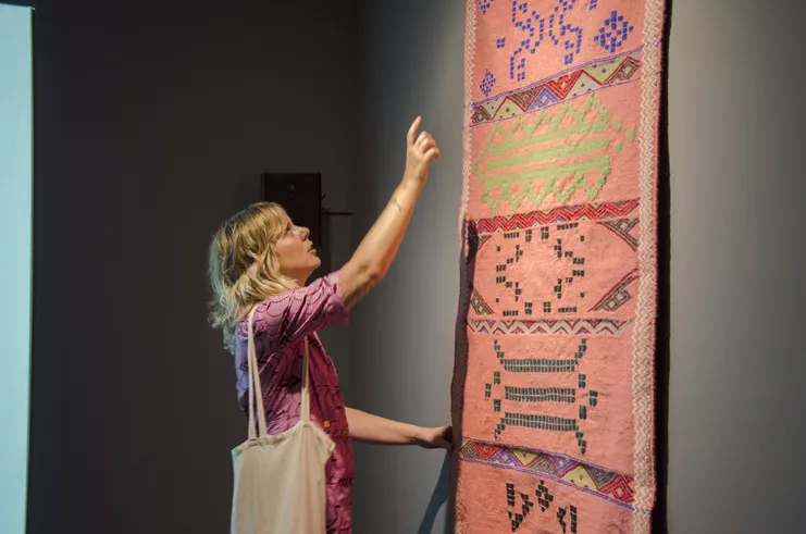 Μαρία Βαρελά, &quot;Rugs of Life&quot;[Οι τάπητες της ζωής], 2020. Εγκατάσταση, δύο χειροποίητα χαλιά (185 × 103 εκ. και 191 × 91 εκ.), ασπρόμαυρο βίντεο χωρίς ήχο, 5&#39; σε επανάληψη. Παραγωγή σε συνεργασία με τον συνεταιρισμό Twanza. Ευγενική παραχώρηση της καλλιτέχνιδας