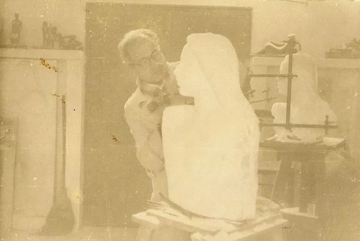 Ο Γ. Ζογγολόπουλος στο εργαστήριό του δουλεύοντας την μαρμάρινη προτομή της Ρέας Καράβα, [1954]