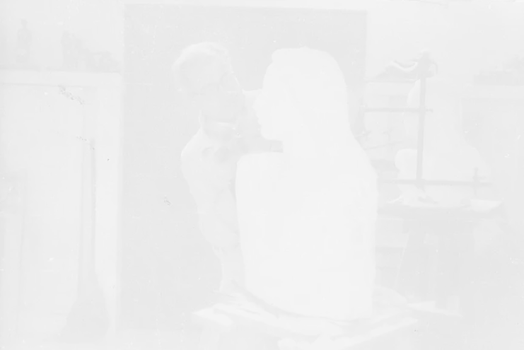Ο Γ. Ζογγολόπουλος στο εργαστήριό του δουλεύοντας την μαρμάρινη προτομή της Ρέας Καράβα, [1954]