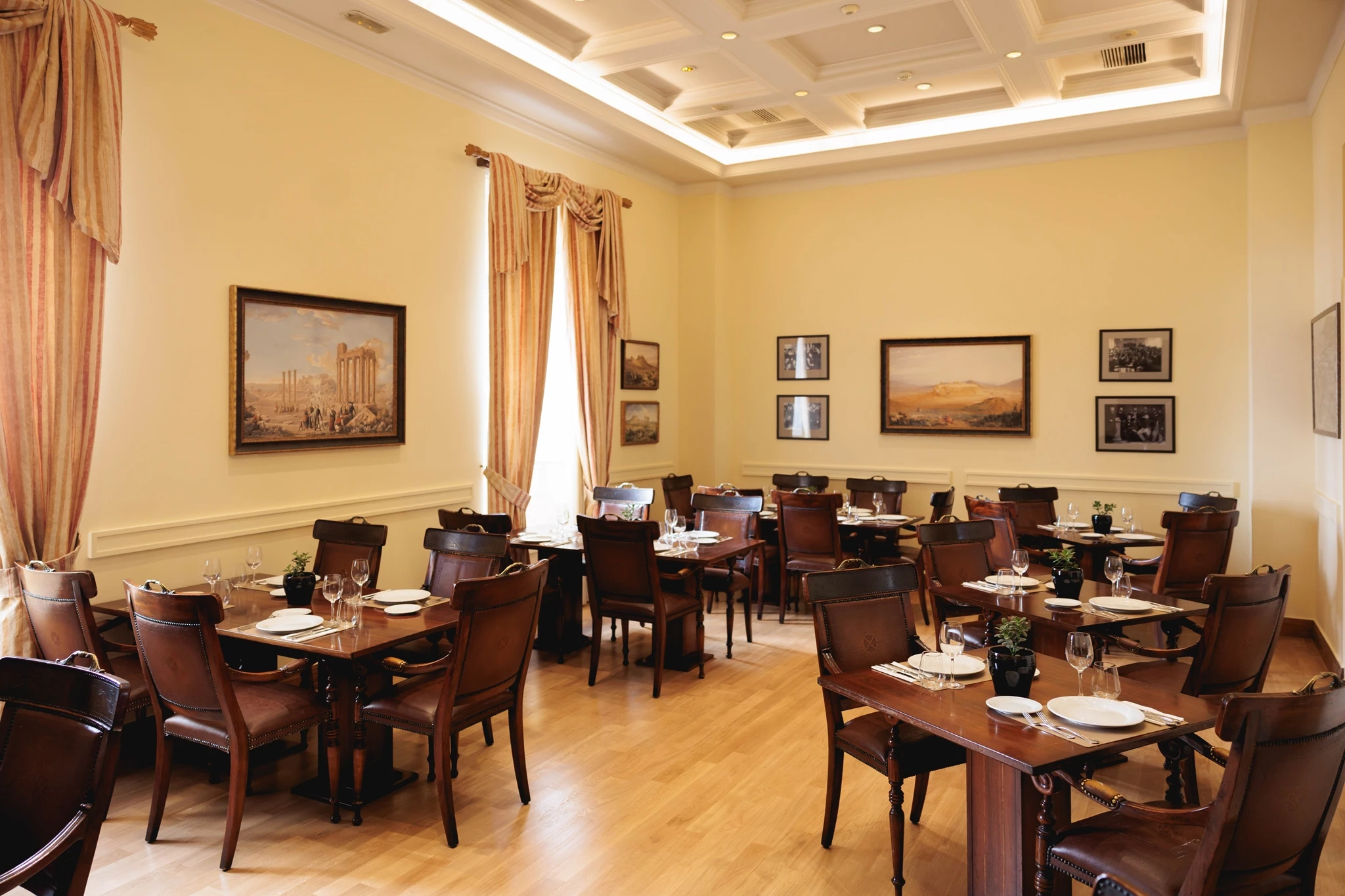 Στο ιστορικό κτήριο 'Κωστής Παλαμάς' του ΕΚΠΑ, υπάρχει πια ένα εστιατόριο ελληνικής κουζίνας