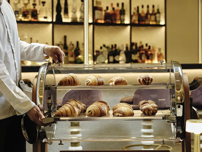 Το νέο μπαρ George, The Lobby Bar, στο ξενοδοχείο King George 8