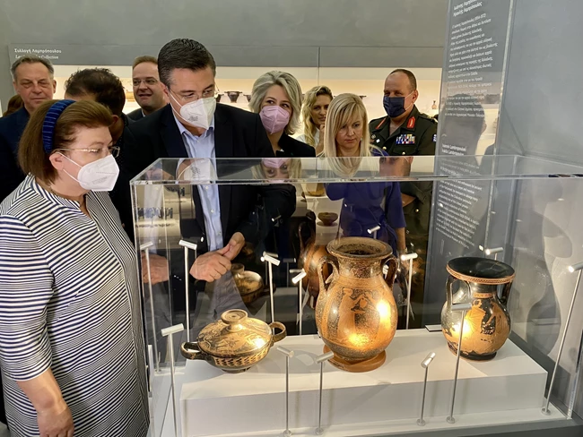 Λίνα Μενδώνη, Απόστολος Τζιτζικώστας στην έκθεση του μουσείου Αρχαιολογικό Μουσείο Πολυδώρου