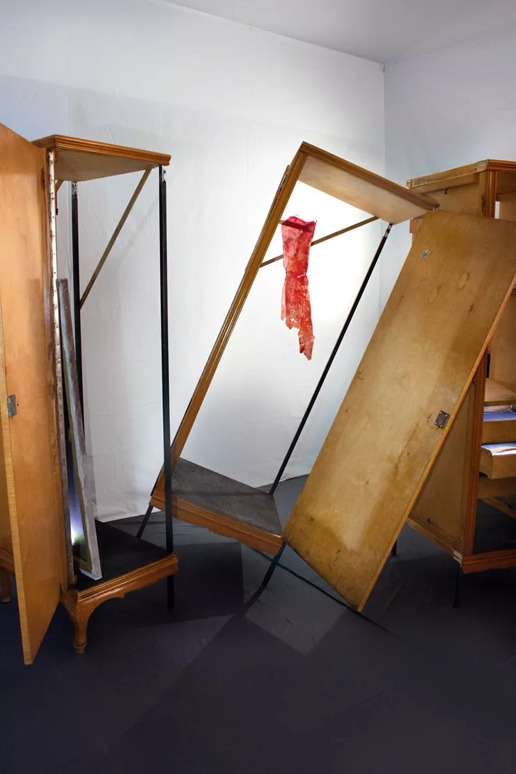 Έμβρυο 1, 2024, μικτή τεχνική (χειροποίητα χαρτιά, κερωμένα, ακουαρέλα, νήμα κόκκινο και ασημί, τζελ μίντιουμ, πάνω σε γάζα), 135 x 112 εκ.