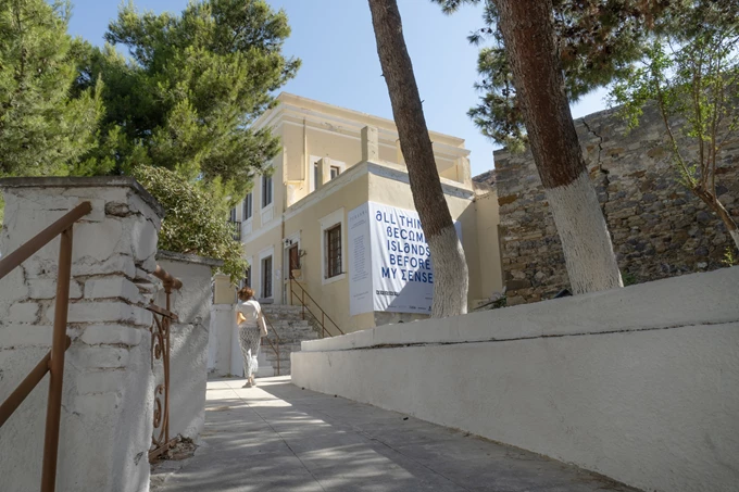 Perasma Διπλώνοντας τη Θάλασσα σε Φορέματα που Διαλύονται σαν Αλάτι