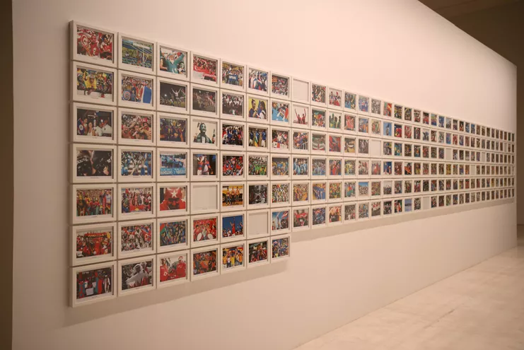 Cristina Lucas Vexillology, 2015 (λεπτομέρεια) 211 φωτογραφίες, 18x24 εκ. η καθεμία. Ευγενική παραχώρηση της καλλιτέχνιδας