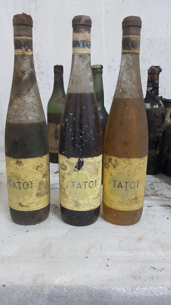Φιάλες κρασιού με την ετικέτα του κτήματος Τατοϊου.jpg