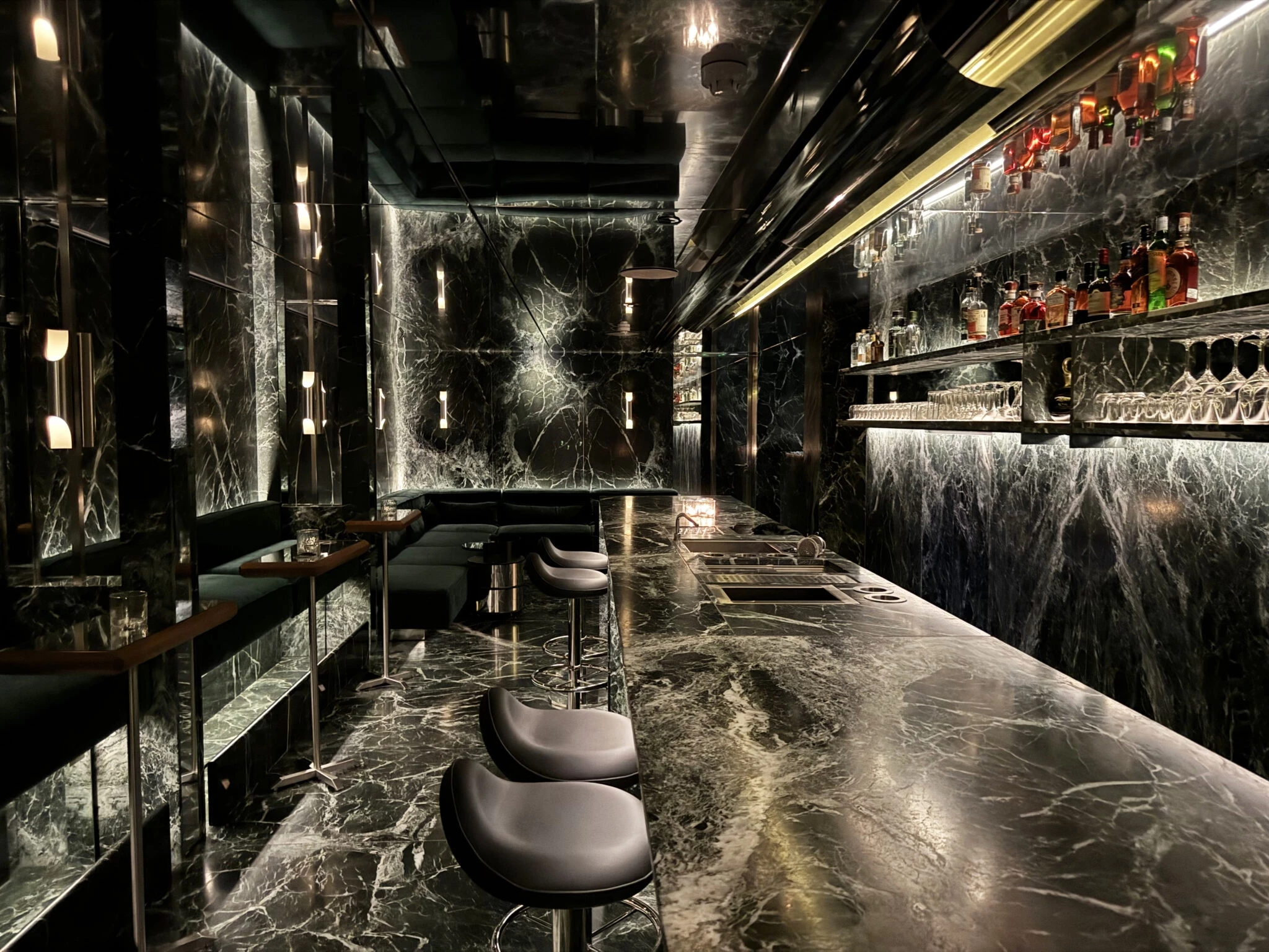 Στο ομορφότερο μπαρ της Αθήνας με τον Αλέξανδρο Χριστόπουλο