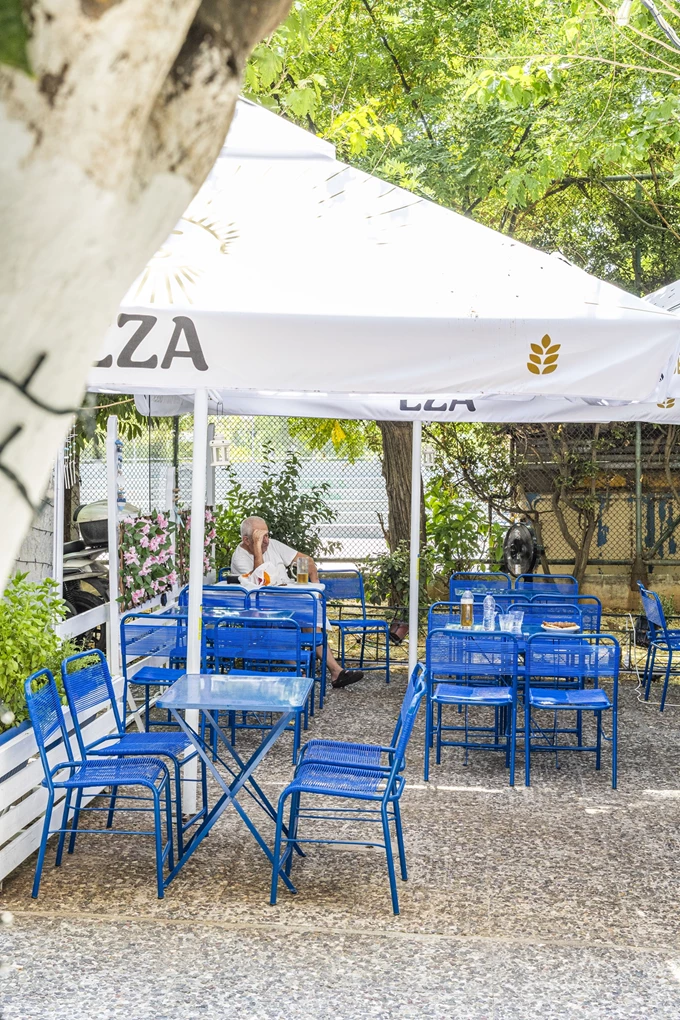 Το σουβλατζίδικο Ντάμι στην πλατεία Πλυτά 4