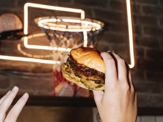 Smash’n Bun και Lohan X στήνουν το πιο ανατρεπτικό απογευματινό πάρτι της Αθήνας