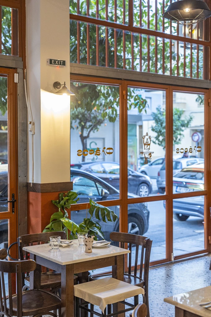 Το εστιατόριο - ελεβέ καφενείο Φλάρος στο Παγκράτι 6