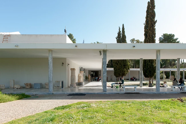 Προαύλιο Νέου Αρχαιολογικού Μουσείου Αρχαίας Ολυμπίας