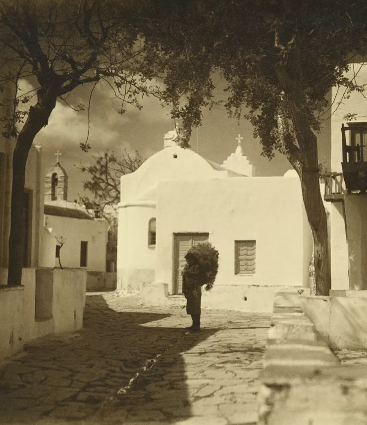 Έλλη Σουγιουλτζόγλου-Σεραΐδάρη (Nelly’s) Μύκονος, 1926-27 © Μουσείο Μπενάκη/Φωτογραφικά Αρχεία