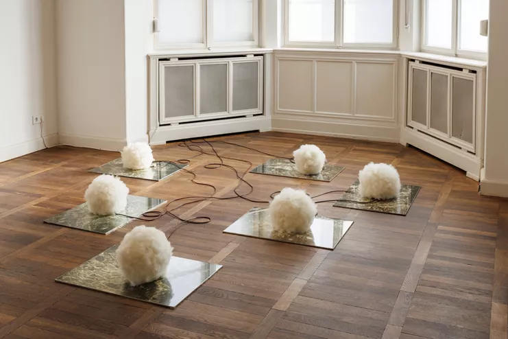 Margaret Raspé, &quot;Ecce Homo—Modulazione&quot;, 1994 / 2023. Άποψη εγκατάστασης στο Haus am Waldsee, Βερολίνο, 2023. Ευγενική παραχώρηση της Galerie Molitor, Βερολίνο