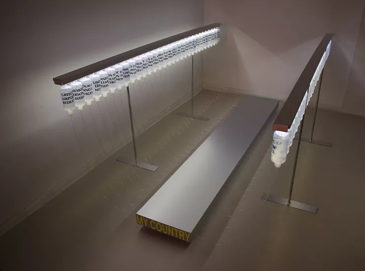 &quot;My country&quot; 115X175X300 εκ., 2013. Αλουμίνιο / σίδηρος / οροί / σωληνάκια / φως / κείμενο ( τμήμα του μνημονίου 2).