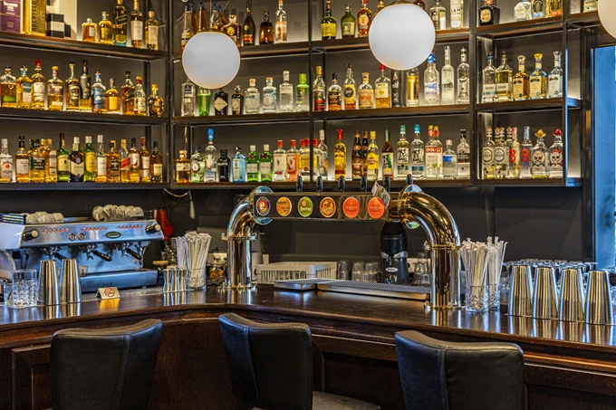 Η παμπ Peanuts του Χρήστου Ευκρατίδη και του Κώστα Τσίτσα στην Άνοιξη 11