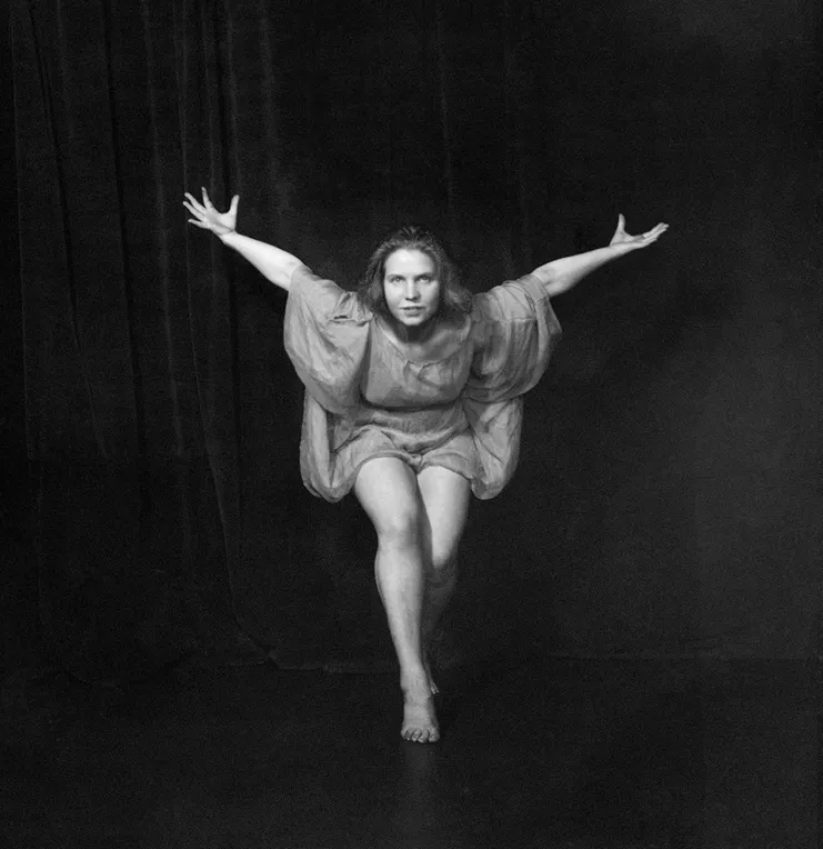 Έλλη Σουγιουλτζόγλου-Σεραϊδάρη (Nelly’s) Η χορεύτρια Maina Claes στο στούντιο του Franz Fiedler, 1922-23 © Μουσείο Μπενάκη/Φωτογραφικά Αρχεία