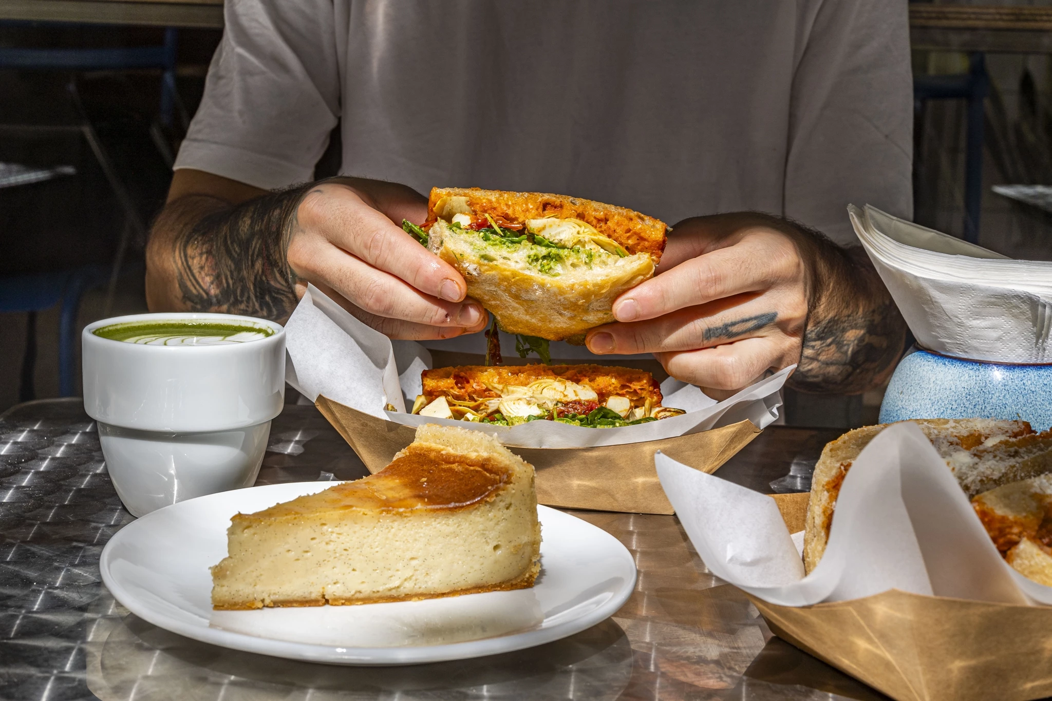 Στο Alouatou, τον φούρνο που γίνεται μπιστρό στα Εξάρχεια