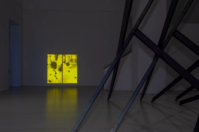 Αντώνης Πίττας jaune , geel, gelb, yellow. Πράξεις μοντερνισμού με τον Αντώνη Πίττα και τον Theo van Doesburg, 2021/22. Άποψη εγκατάστασης : ΕΜΣΤ
