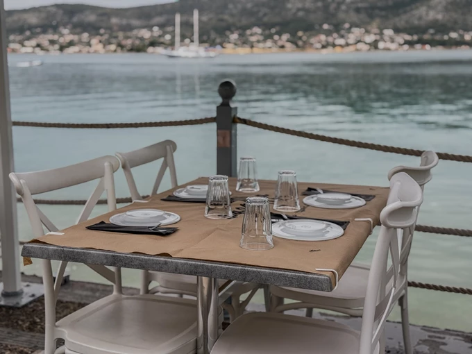 Το ουζερί Παραλία στη Σαλαμίνα 2