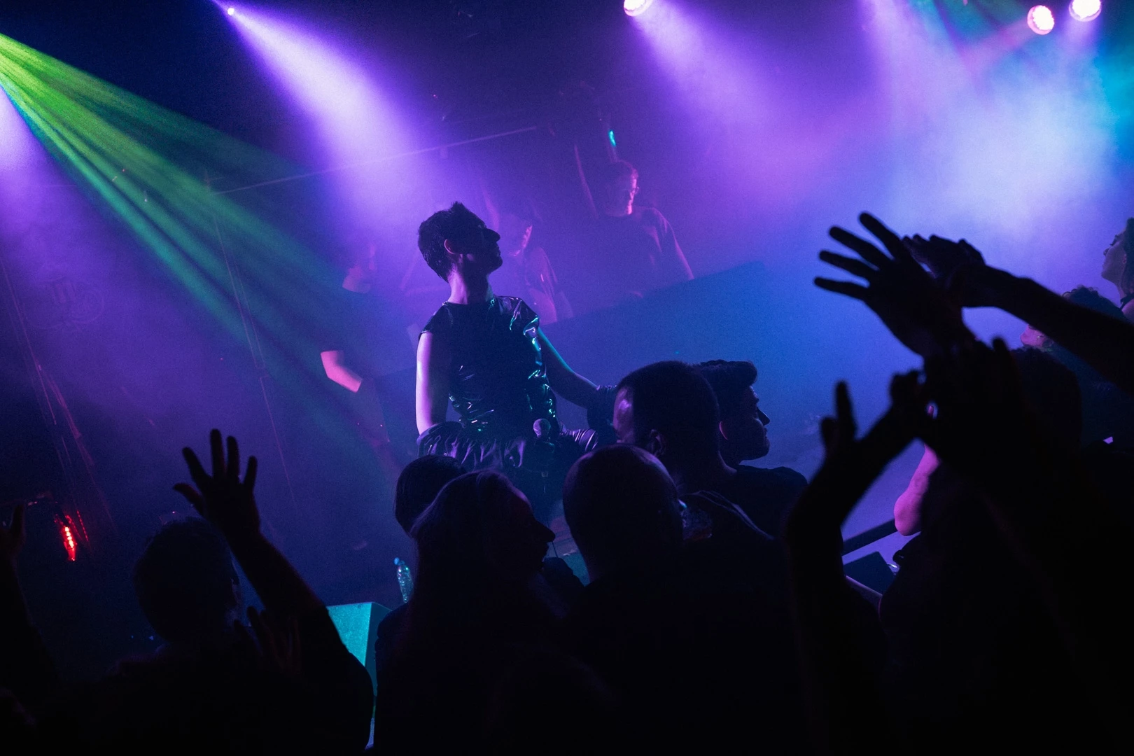 Decius: Διονυσιακό dance ξεφάντωμα σ' ένα κατάμεστο 'An Club'