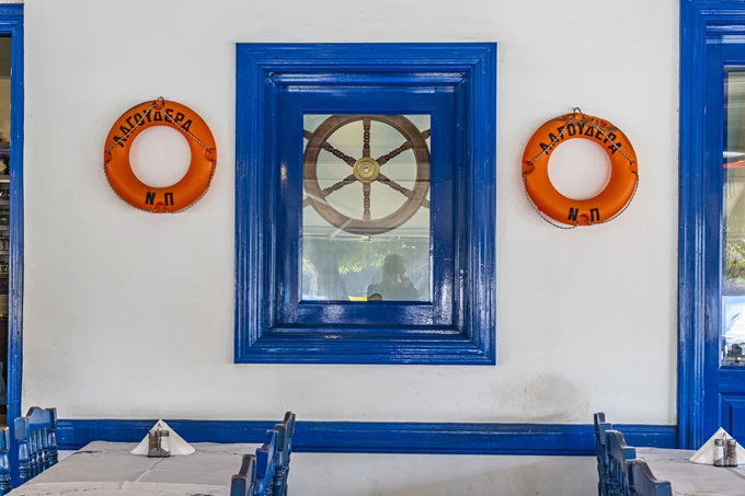 Λαγουδέρα_Για εκλεκτή θαλασσοφαγία στην σχεδόν speakeasy ταβέρνα της Ιεράς Οδού 1