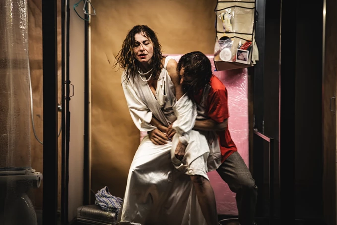 'Λεωφορείο ο Πόθος': Νέες φωτογραφίες από τη νέα σκηνοθεσία του Δημήτρη Καραντζά