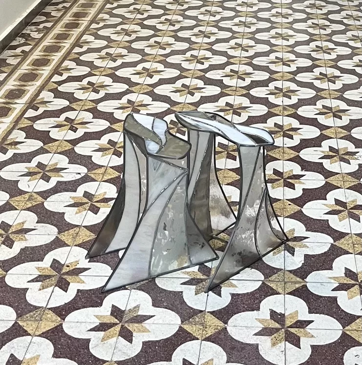 Μάρθα Παναγιωτοπούλου, Λεπτομέρεια &quot;Everyone to Crawl&quot;, 2025, γυαλί, βιτρό, καθρέφτης, καλάι, διαστάσεις μεταβλητές. Ευγενική παραχώρηση της καλλιτέχνιδας