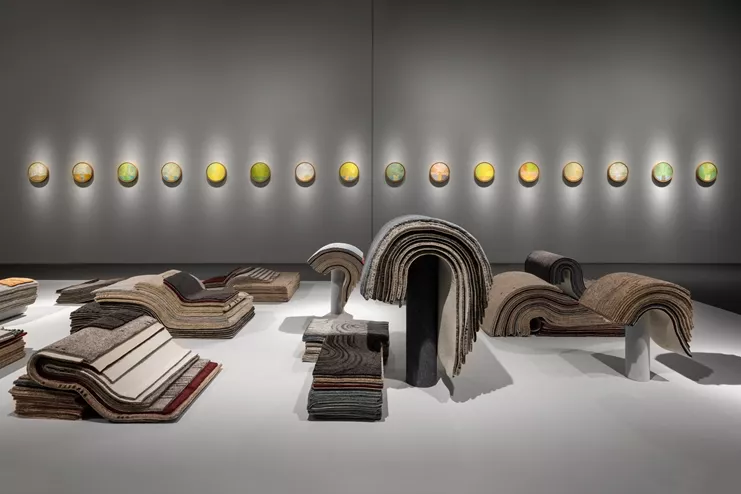 Άποψη εγκατάστασης έκθεσης: "Γυναίκες, μαζί". Συλλογή ΕΜΣΤ, έργα των Etel Adnan και Hera Büyüktaşcıyan