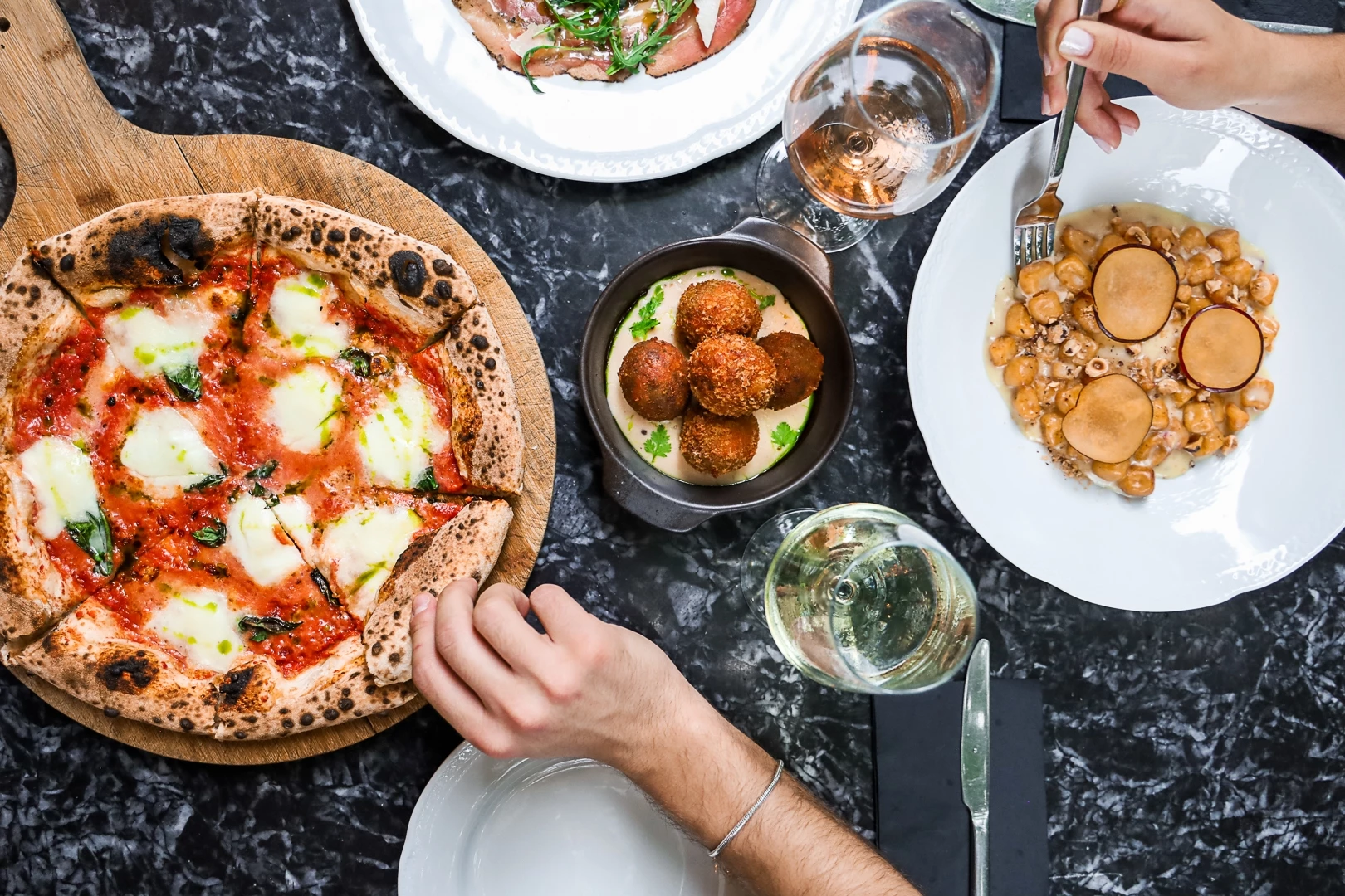 Στη μικρή Ιταλία του Παγκρατίου θα φας τοπ πίτσα και φίνο τιραμισού