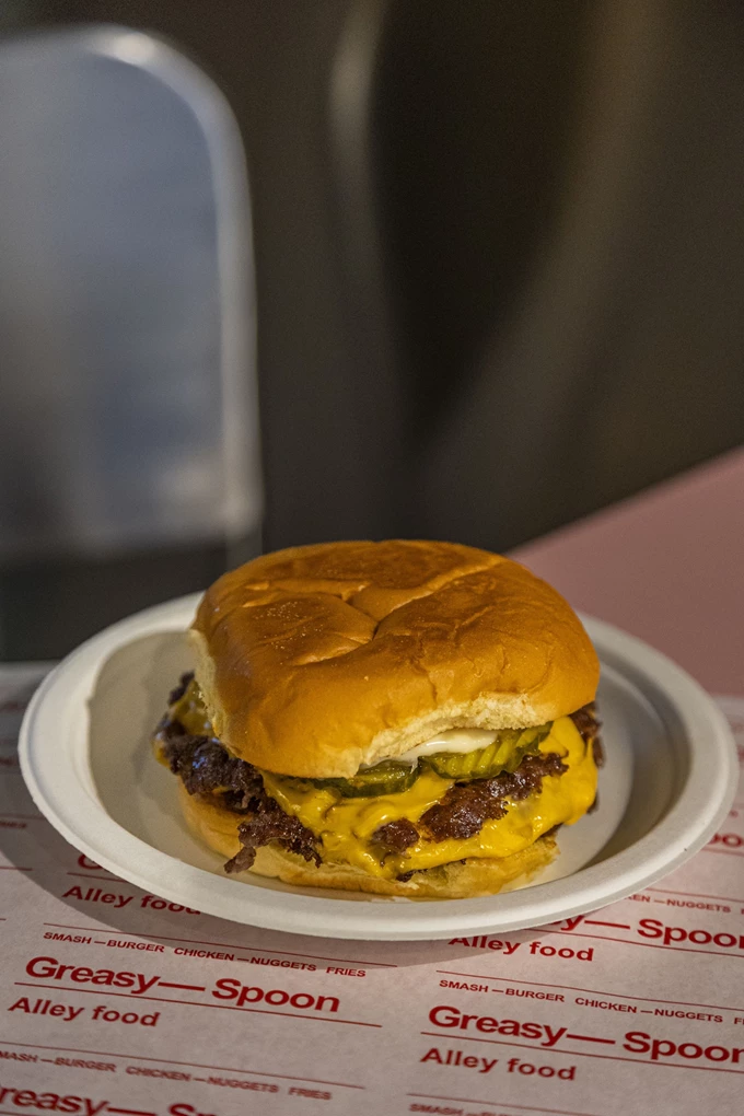 Το νέο μπεργκεράδικο Greasy Spoon στο Παγκράτι 9