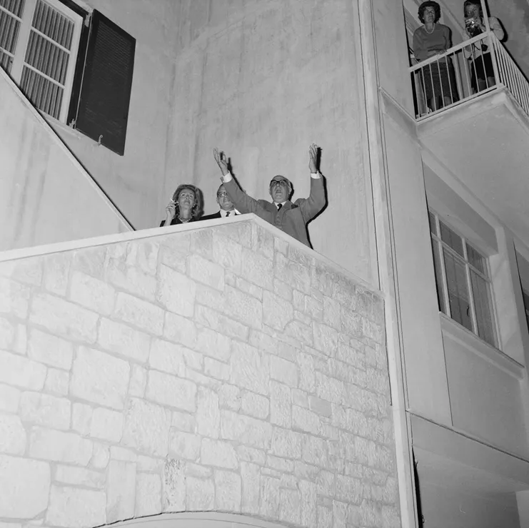 Αθήνα, 24 Οκτωβρίου 1963, Άγρας 20, βράδυ. Επίσκεψη από μέλη της Σουηδικής κοινότητας της Αθήνας για χορωδιακά συγχαρητήρια. Πίσω από τον Σεφέρη, ο σουηδός νεοελληνιστής Στούρε Λινέρ, μόνιμος εκπρόσωπος του αναπτυξιακού προγράμματος του ΟΗΕ στην Ελλάδα. Ήταν ο εισηγητής της υποψηφιότητας Σεφέρη στην επιτροπή του Βραβείου Νόμπελ της Σουηδικής Ακαδημίας. Δίπλα του η ελληνίδα σύζυγός του Κλειώ.