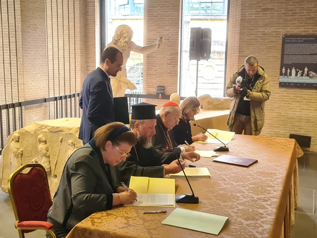 τελετή της υπογραφής του πρωτοκόλλου της δωρεάς των τριών θραυσμάτων