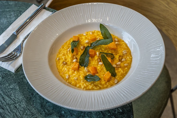 Το μπαρ εστιατόριο Fellows στη Ριζάρη 8