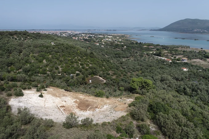 Το θέατρο και η θέα προς τον δίαυλο, τις ακαρνανικές ακτές και την Πρέβεζα | Υπουργείο Πολιτισμού: Εντοπισμός και η συστηματική ανασκαφή Αρχαίο Θέατρο Λευκάδας